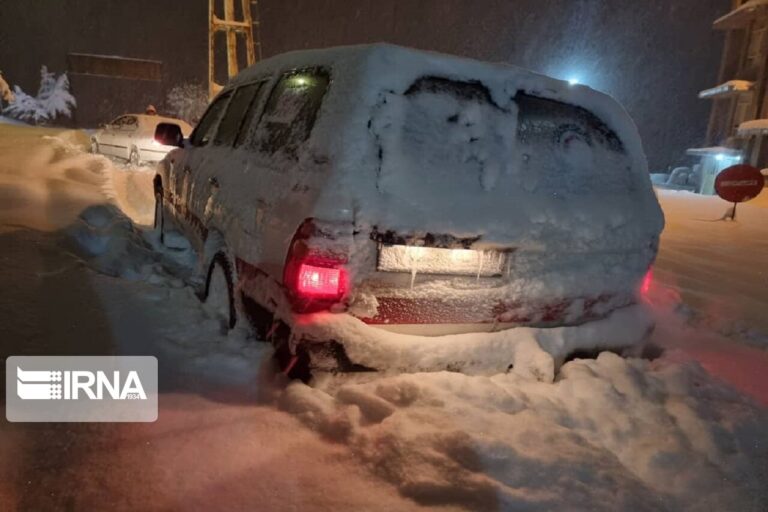 مسافران یک دستگاه اتوبوس و سه خودروی گرفتار در برف جوین به سبزوار امدادرسانی شدند_675df9d3e8d6b.jpeg