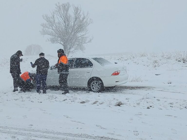 نجاتگران زنجان به ۴۲۰ شهروند گرفتار در برف و کولاک امدادرسانی کردند_675d50523f475.jpeg