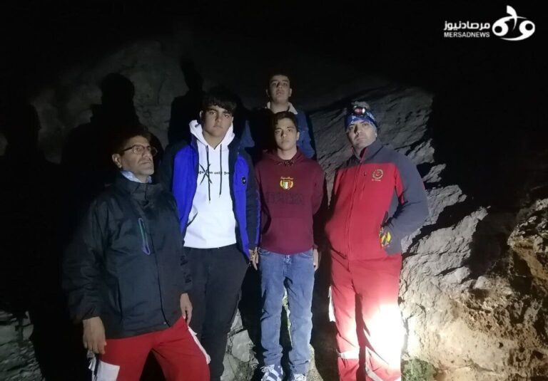 امدادگران هلال احمر ۳ جوان گمشده در ارتفاعات طاقبستان کرمانشاه را پیدا کردند_6779a85f85fe3.jpeg