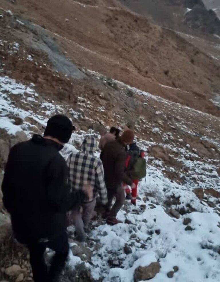 نجات سه جوان ۱۹ ساله از ارتفاعات روستای مرور میبد_677705f734ef0.jpeg
