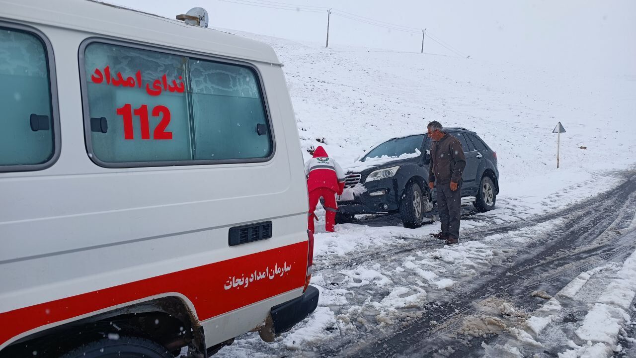 امدادرسانی هلال احمر همدان به ۷۱۳ مسافر گرفتار در برف_67a875ff36957.jpeg