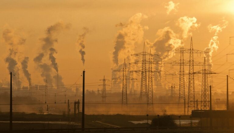 خوزستان در دود؛ سلامت مردم در خطر است | خرم آباد همچنان آلوده ‌ترین شهر ایران_68ad4a4a1ec73.jpeg