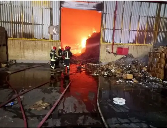 آتش‌سوزی کارخانه تولید ظروف شیشه‌ای یزد/ کارگران آسیب ندیدند_68cee45fea8c0.webp