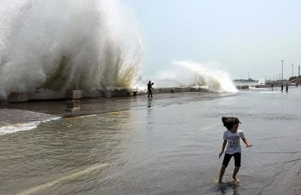 شرایط نامساعد جوی و مواج شدن دریا / هلال‌احمر هشدار داد_68c8843867d7e.webp