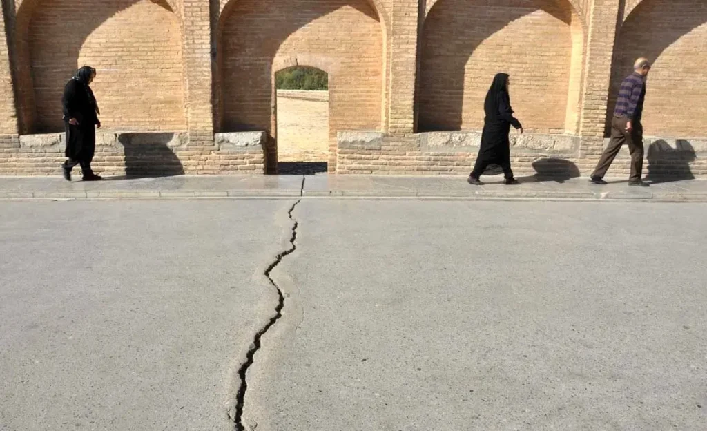 فریاد زمین اصفهان؛ کارزار «نجات میراث فرونشسته» از ۱۱ هزار امضا گذشت_68d2330ecaa50.webp