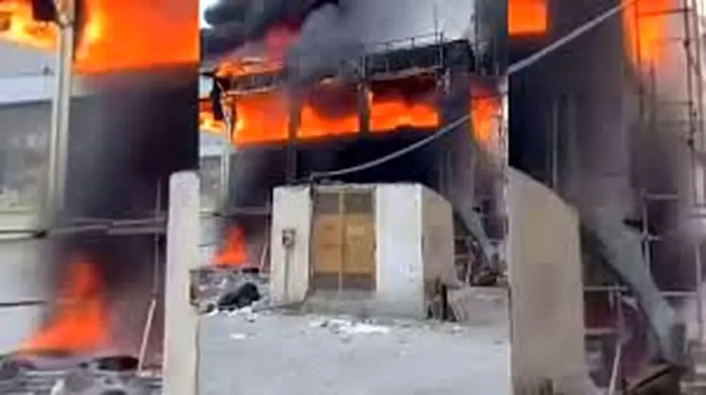 آتش‌سوزی مجتمع اطلس درگهان مهار شد + ویدئو_68ebe55bdbf4f.webp