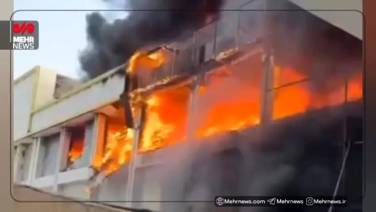 آتش‌سوزی گسترده در یکی از مجتمع‌های تجاری درگهان قشم + ویدئو_68ebe564d113d.webp