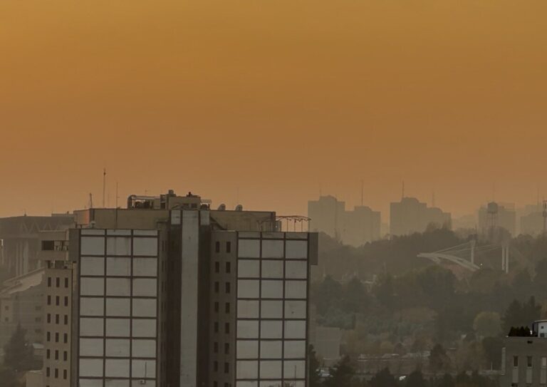 تصاویر خورشید امروز تهران از پشت آلودگی | برج میلاد هم تار دیده می‌شود_69249a716330d.jpeg