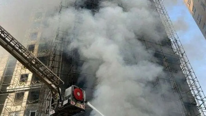 جزئیات کامل از آتش سوزی یک برج نیمه کاره در بزرکراه همدانی/ بیش از ۳۰ نفر نجات یافتند_692c7eff5d3c2.webp