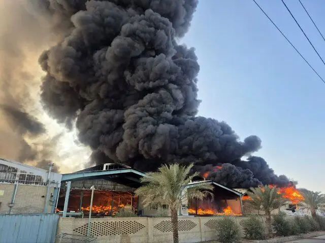 حریق گسترده چند کارخانه در شهرک صنعتی ۲ یزد + عکس_692dd0998c8b3.webp