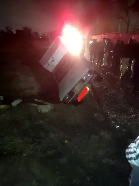 فرونشست زمین در شهرک ولیعصر سه خودرو را گرفتار کرد / عملیات موفق آتش‌نشانی بدون مصدوم_693cfc8feffab.webp