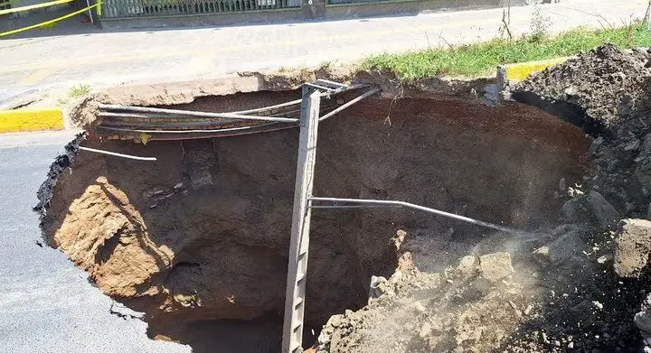 فرونشست زمین، بلوار پرتردد «حر» مشهد را مسدود کرد_694cce888fdad.webp