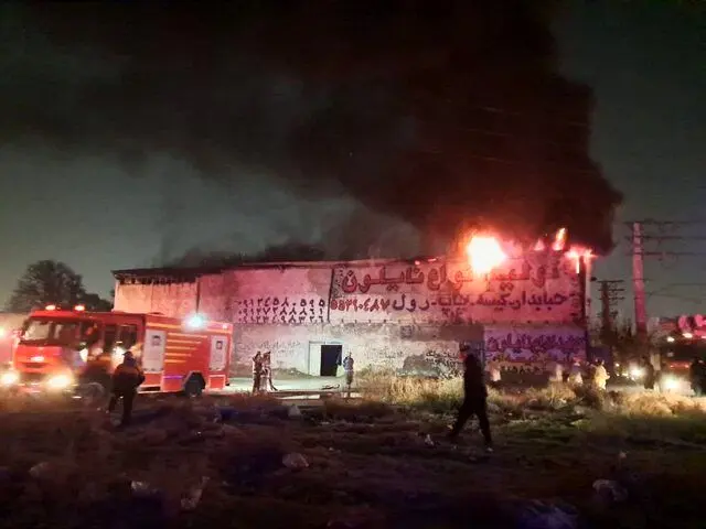 مهار آتش‌سوزی گسترده در کارگاه تولید پلاستیک در جاده ساوه_694ccc3632337.webp