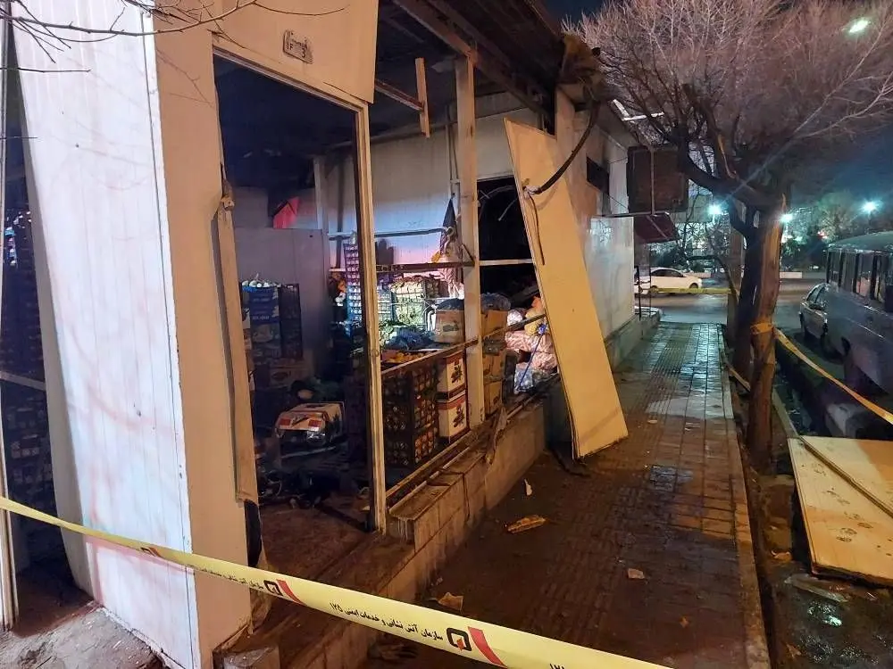 انفجار و آتش‌سوزی در میوه‌فروشی خیابان پیروزی؛ دو مصدوم و خسارت به خودروهای پارک‌شده_698624ee5b397.webp